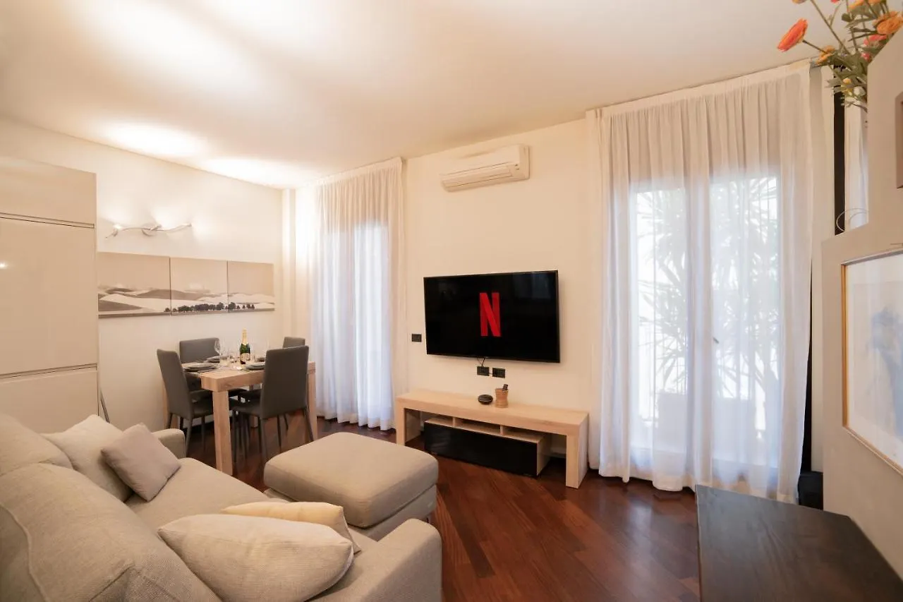 kontakty Brera-Centro, Stylish And Central New Apartment